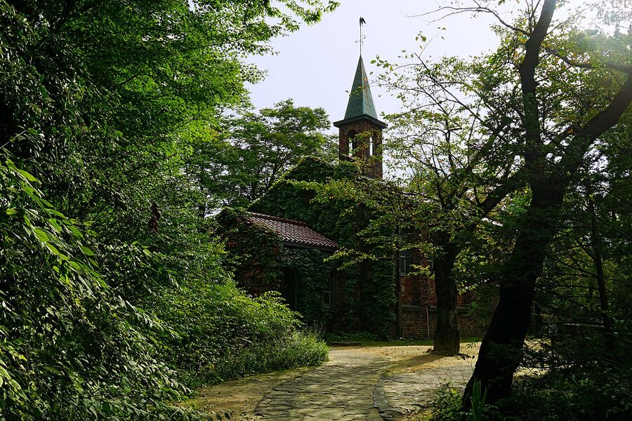 Rokuzan Art Museum exterior in Azumino