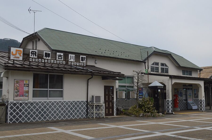 JR Hida-Furukawa Station exterior