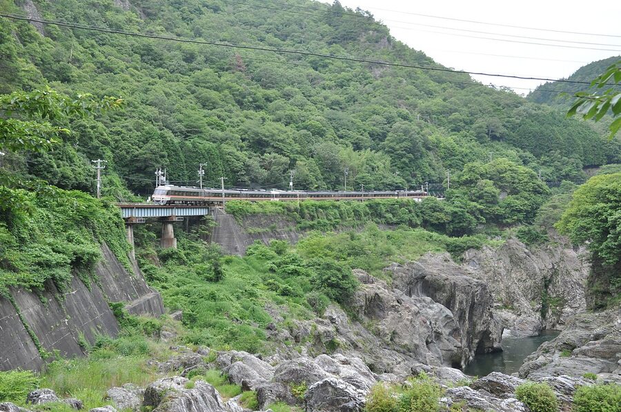 Hida Limited Express in the Hisui valley between Nagoya and Takayama