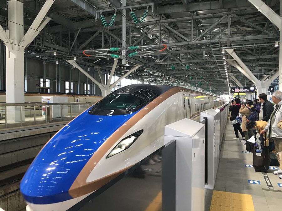 JR East E7 Hokuriku Shinkansen at Toyama Station