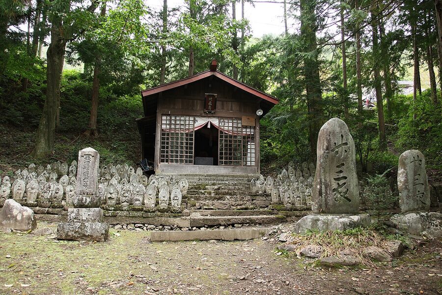 Nihyaku Jizo — 200 small Buddhist stone statues at Narai-juku
