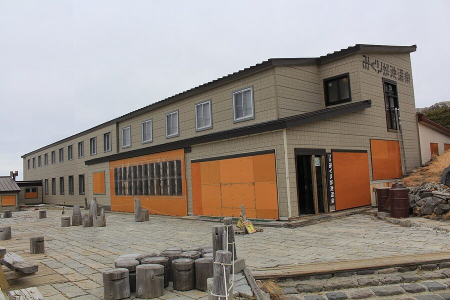 Mikurigaike Onsen at Tateyama Murodo 2410m — the highest-altitude onsen in Japan