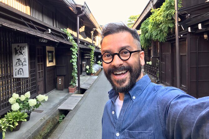 EXPERIENCE TAKAYAMA OLD TOWN & MORNING MARKETS in 1 Hour! - Key things that make this one-hour Takayama tour work
