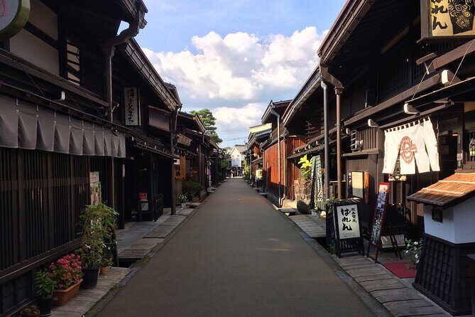 EXPERIENCE TAKAYAMA OLD TOWN & MORNING MARKETS in 1 Hour! - How Luca turns a quick walk into something you actually remember
