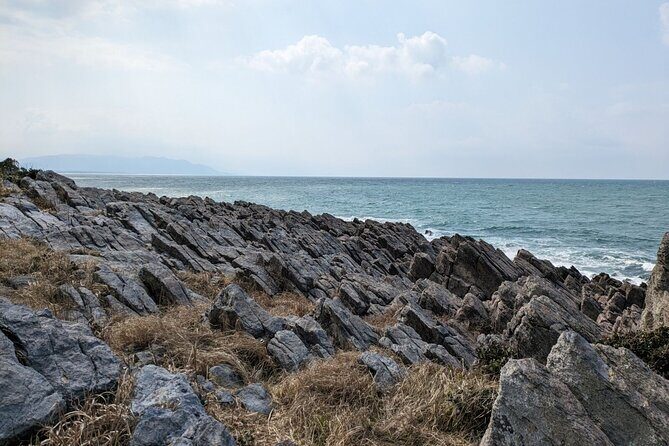 From Kanazawa: Fukui's Stunning Cliffs, Spiritual Island & Port - Tojinbo cliffs at lunch time: the coast at full volume