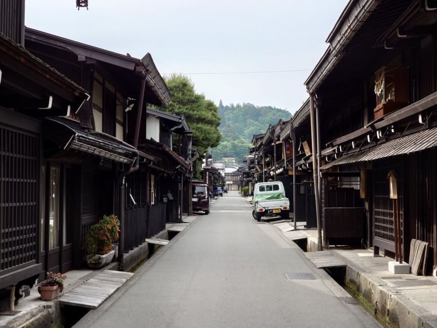 From Takayama: Guided Day Trip to Takayama and Shirakawa-go - The bus ride to Shirakawa-go: transport that buys you time