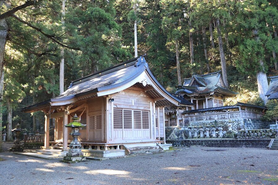 Hoshinomiya Shrine in the residential streets above Gujo Hachiman