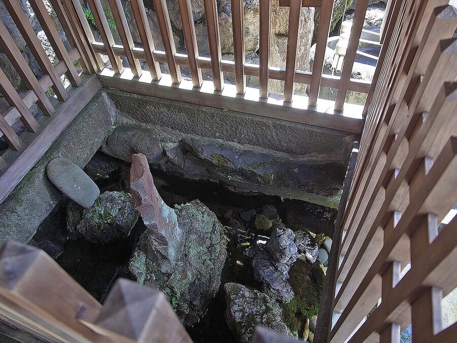 The Sogi-sui spring trough and shrine setting in its alley