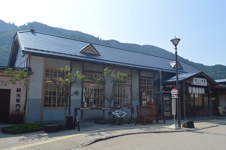 Single-carriage train waiting at Gujo Hachiman Station on the Nagaragawa Railway