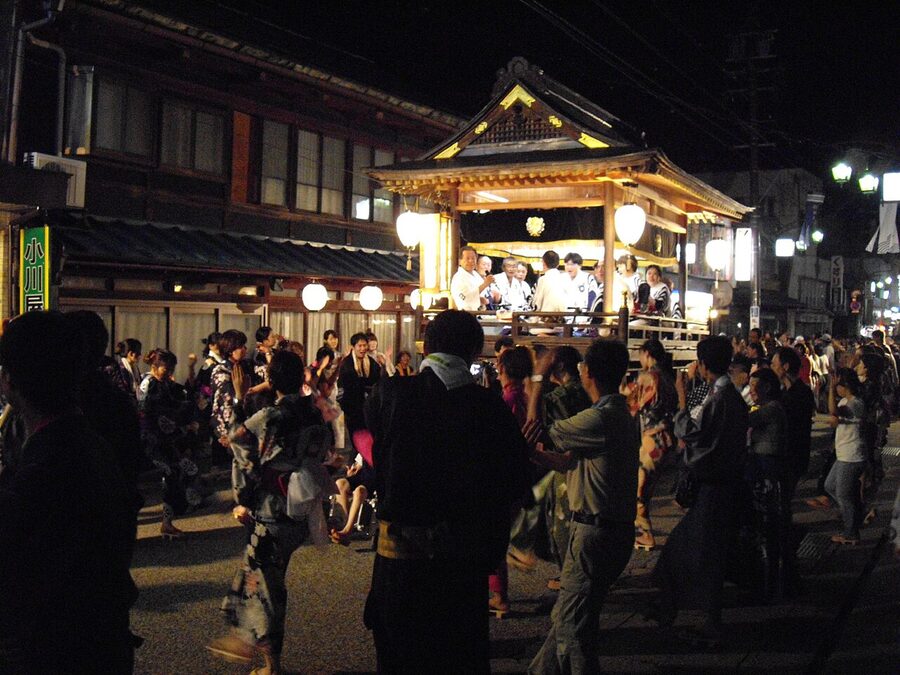 The wooden yagura tower at the centre of the Gujo Odori dance floor
