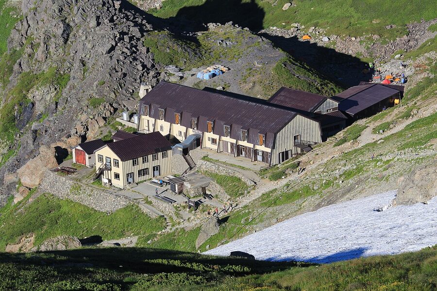 Hakubadake Chojoshukusha summit hut