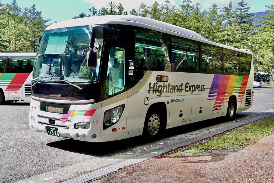 Alpico bus bound for Kamikochi at Shin-Shimashima