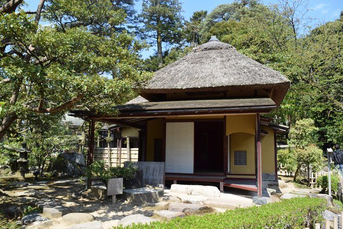 Kanazawa Full-Day Tour Private & Personalized with a Local Guide - Kenrokuen-area calm near Kanazawa Castle: Edo beauty with a modern ease