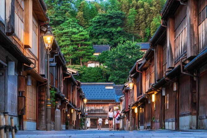 Kanazawa Half Day Private Tour - Castle, Garden, Geisha District - Kenrokuen Garden: Your Best Shot at Real Garden Time