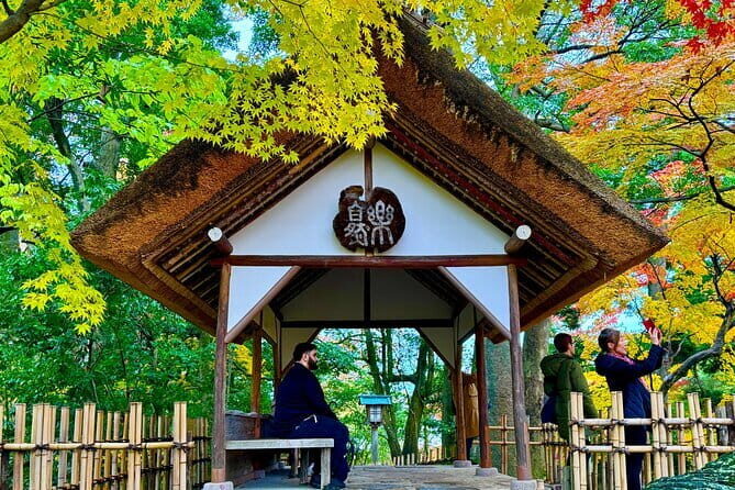 Kanazawa Half Day Private Tour - Castle, Garden, Geisha District - Kanazawa Castle Park: Pond Beauty and Defensive-Era Views