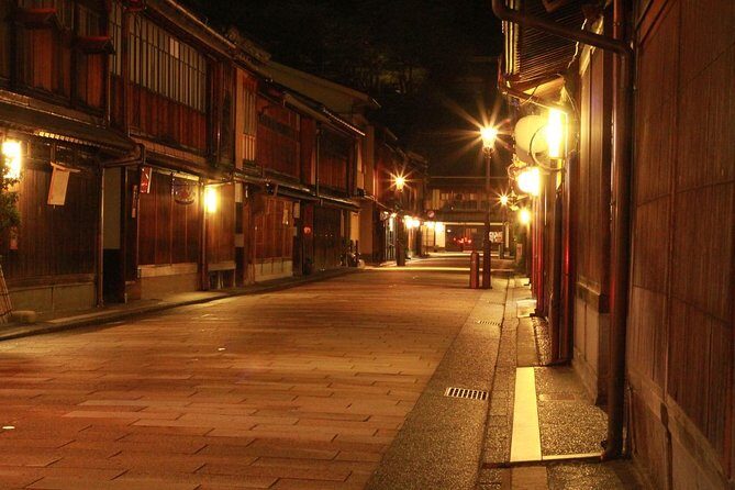 Kanazawa Night Tour with Local Meal and Drinks - Geisha streets feel different after 6:00 pm