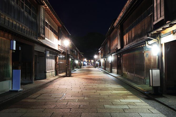 Kanazawa private 1 day/Photoshoot by professional photographer - Higashi Chaya District: portraits in old-teahouse streets