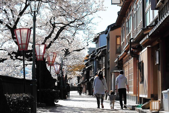 Kanazawa private half day/Photoshoot by professional photographer - Why a private Kanazawa photoshoot beats the usual selfie route