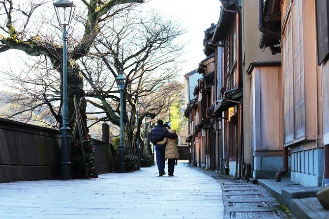 Kanazawa private half day/Photoshoot by professional photographer - Kenrokuen Garden: the classic garden view, guided to keep you in the frame