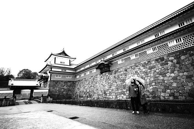 Kanazawa private half day/Photoshoot by professional photographer - How the photographer helps you look natural in every kind of street scene
