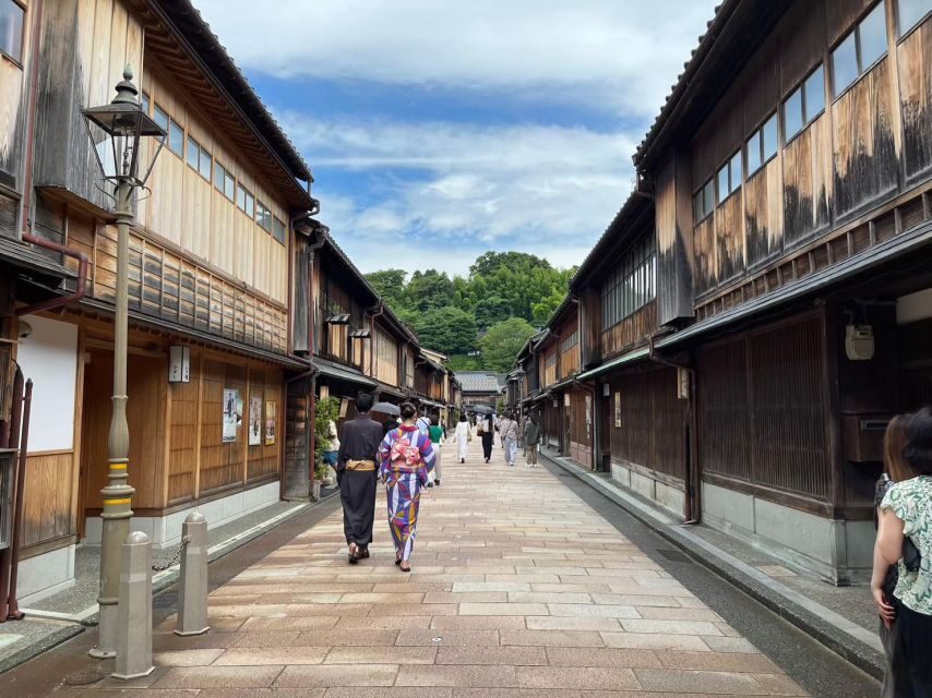 Kanazawa: Samurai, Matcha, Gardens and Geisha Full-Day Tour - Lunch on your own and market time near the castle route