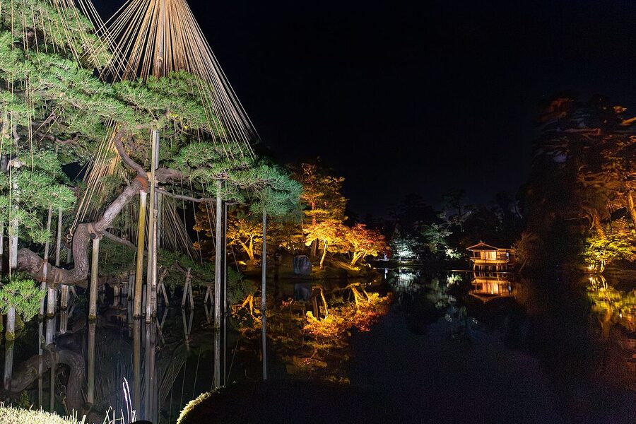 Kenroku-en garden lit at night