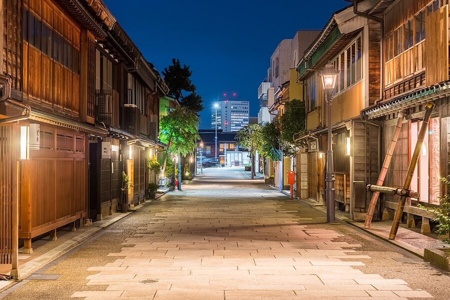 Nishi Chaya teahouse district at dusk