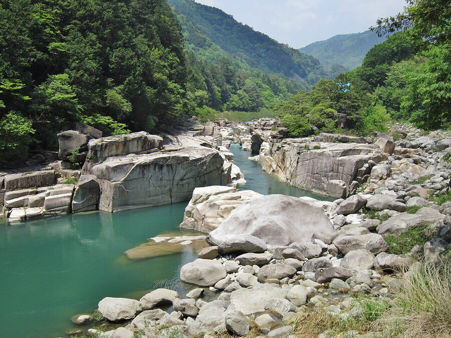 The Ne-no-Toko gorge near Agematsu, with white granite slabs and emerald river