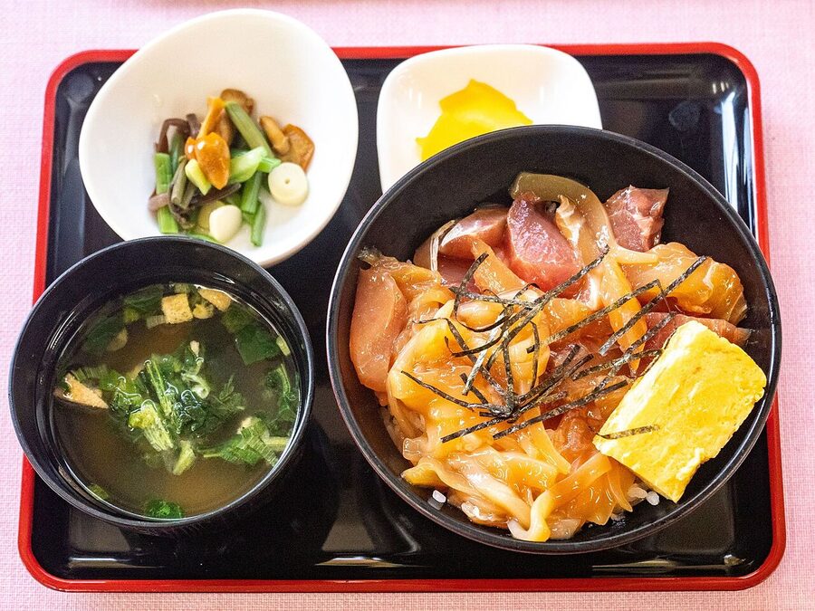 Tsukedon rice bowl with raw fish at Restaurant Inn Keyakidaira