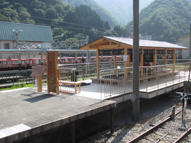 Outdoor footbath ashiyu beside the Kurobe River