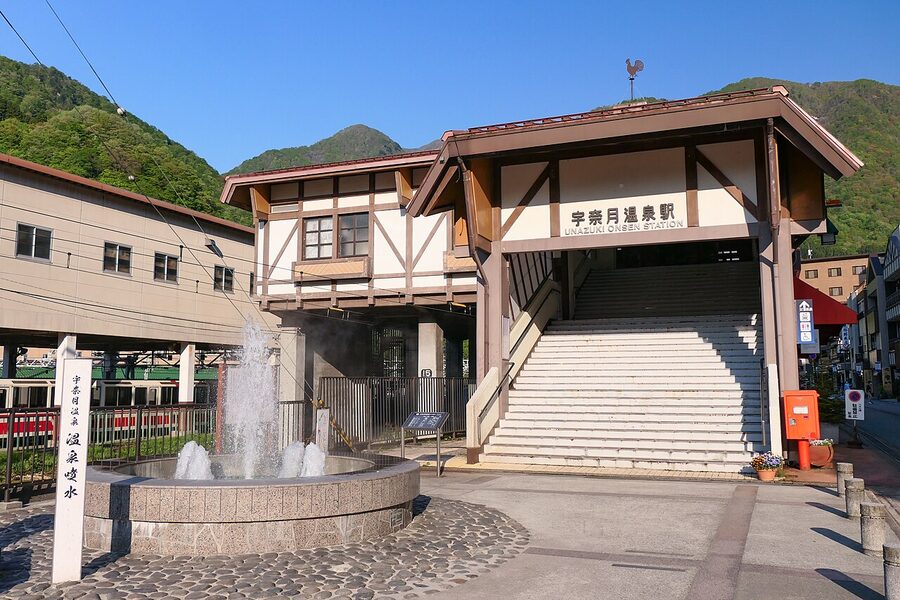 Unazuki Station platform with Kurobe Gorge Railway carriages