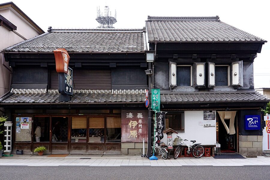 Whitewashed kura storehouses on Nakamachi-dori in Matsumoto