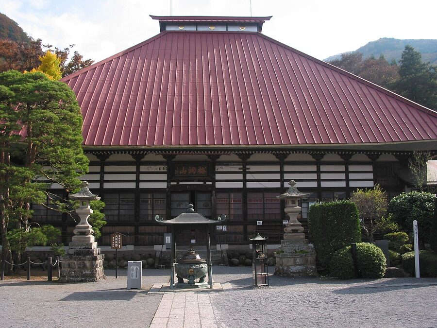 Ganshoin temple main hall in Obuse with Hokusai phoenix ceiling