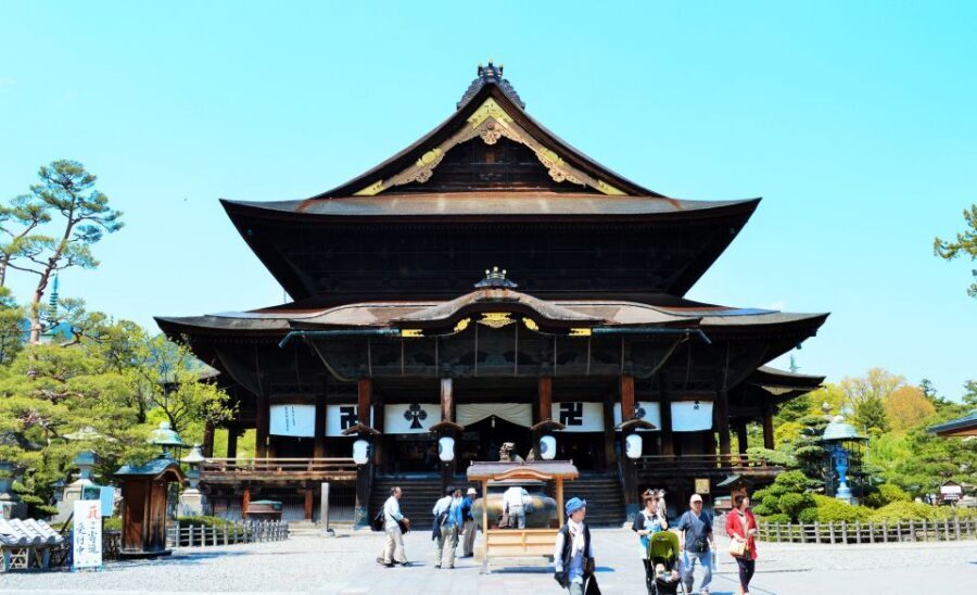 Nagano: Snow Monkeys, Zenkoji Temple & Sake Day Trip - Zenko-ji Temple: where Nagano’s past still feels present