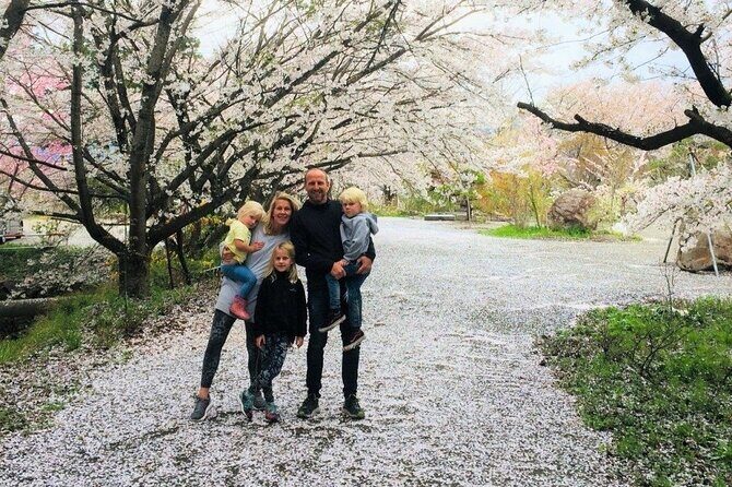 Nagano Spring: 1-Day Cherry Blossoms & Snow Monkeys Guided Tour - Lunch in Nagano: Enza Cafe or Japanese Dining GOEN, with vegetarian options