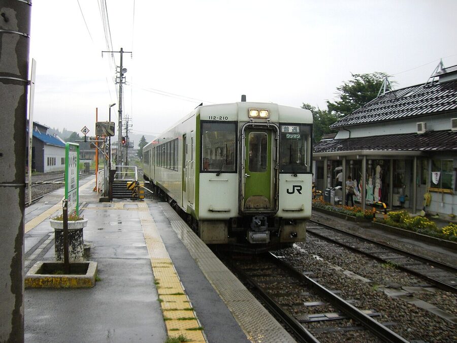 Iiyama Line train and station home platform