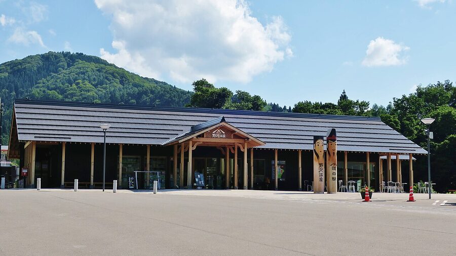 Michi-no-eki Nozawa Onsen roadside station entrance