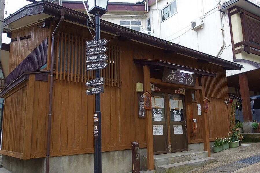 Asagama-yu bathhouse beside the boiling spring