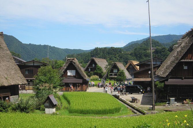 [One-day bus tour departing from Kanazawa Station] Shirakawa-go and Gokayama - Two World Heritage Villages Enjoyable Bus Tour - The guides and how they help you get more out of the day