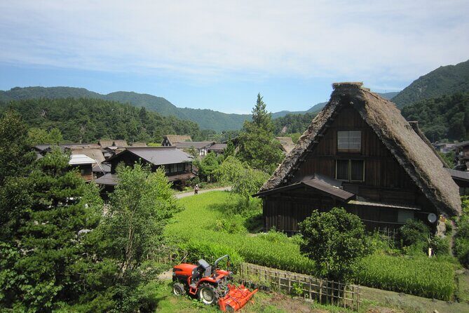 [One-day bus tour departing from Kanazawa Station] Shirakawa-go/Takayama tour platinum route bus tour - Guides and pacing: how the English support works