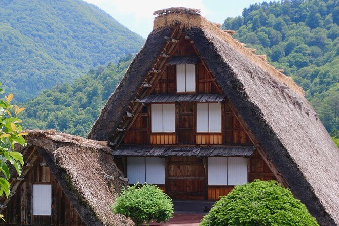 One-Way Bus Ticket: Takayama to Kanazawa via UNESCO Shirakawa-go - Arrival in Kanazawa: clean drop-off at West Gate