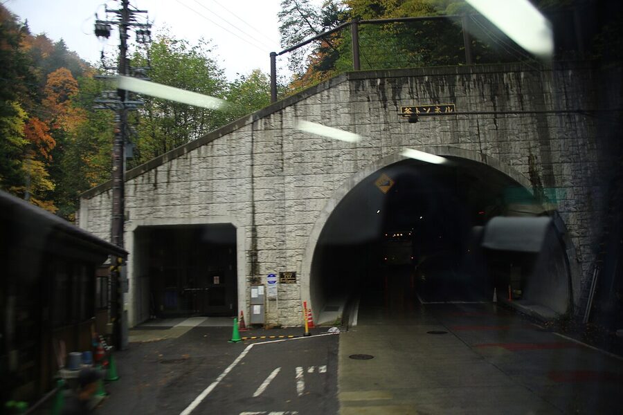 The Kama Tunnel above which the Nakanoyu Onsen ryokan stands