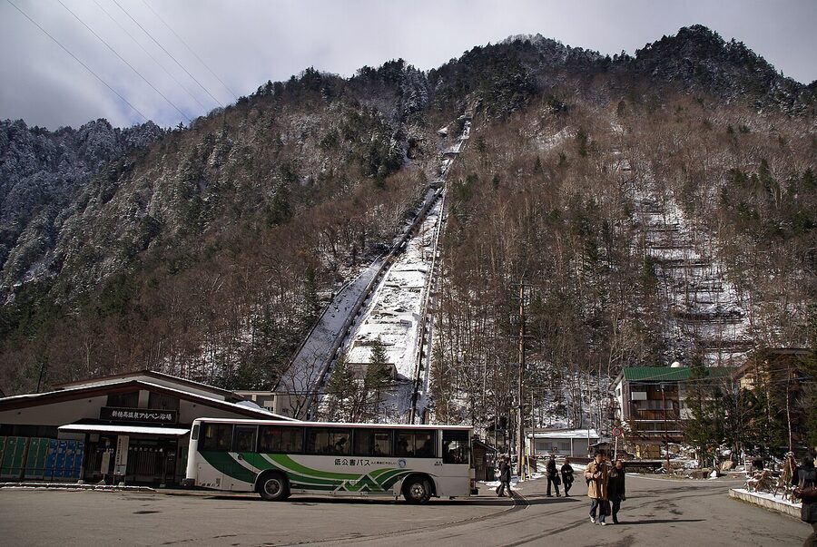 Shinhotaka Onsen ryokan along the Gamata river