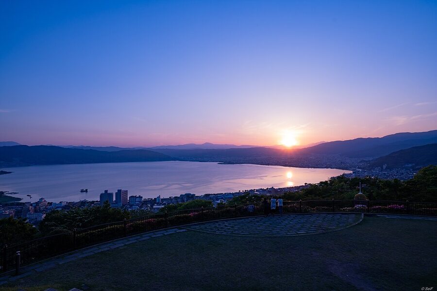 Lake Suwa surrounded by hot-spring towns