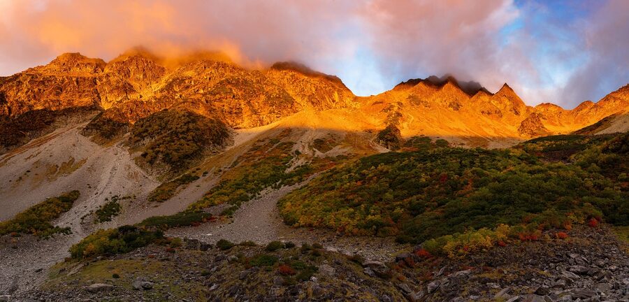 Karasawa cirque panorama in autumn with elevation marker