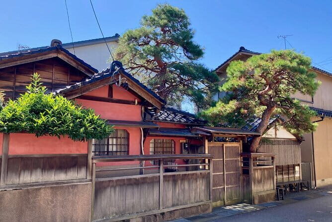 Private walking Tour of Kanazawa's Historical Districts 4h - Kanazawa Castle Park: Maeda rule, fire damage, and rebuild craft