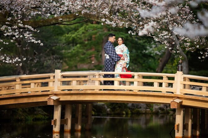 Private walking Tour of Kanazawa's Historical Districts 4h - Don’t miss the in-between context: arts, crafts, and river views