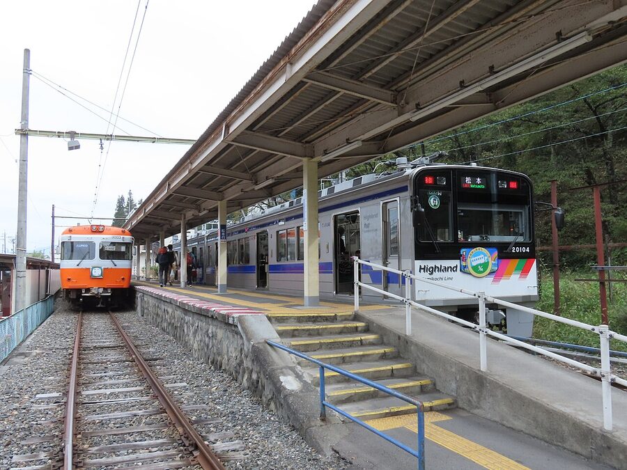 Alpico Kotsu Kamikochi line train at Shin-Shimashima station platform