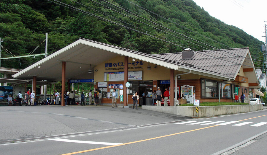 Shin-Shimashima Station, the rail terminus on the way to Shirahone Onsen