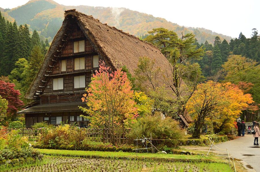 Autumn colours at Shirakawa-go village